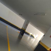 Estacionamento organizado com a demarcação de piso industrial