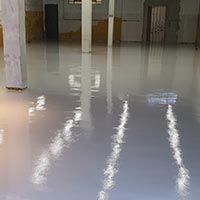 Quais são as vantagens do piso industrial de alta resistência?